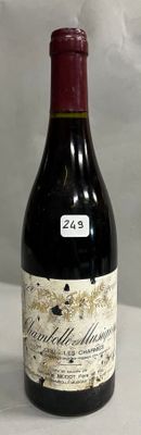 une bouteille de vin posée sur une table, avec une étiquette dessus