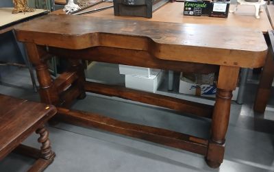 une table en bois surmontée d'une horloge