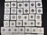 plusieurs piles de pièces de 25 cents de tailles et de formes différentes posées sur une surface noire