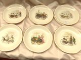 six assiettes sur lesquelles figure l'image d'une calèche tirée par un cheval avec quatre personnes à bord