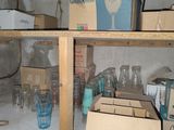 de nombreuses boîtes et verres sur les étagères de la pièce
