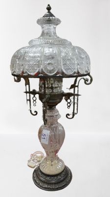 une lampe posée sur une table