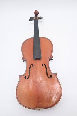 un gros plan d'un violon sur une surface blanche avec un fond blanc