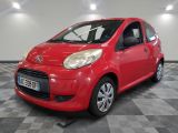 la petite voiture rouge est garée sur un sol en damier