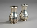 deux vases en argent posés sur une table