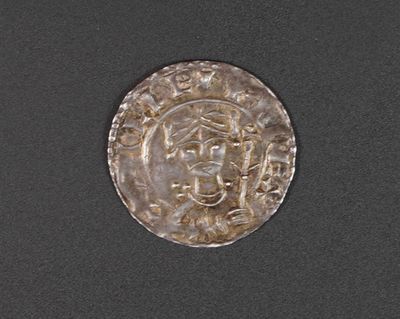 gros plan d'une pièce d'argent avec un visage dessus