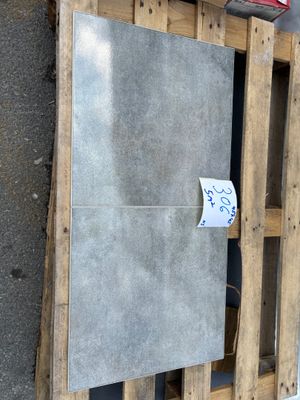 une photo d'un bâtiment en cours de construction, avec des palettes au sol