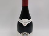 la bouteille de vin rouge est posée sur la table