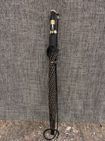 PIERRE CARDIN : Parapluie noir monogrammé, bandoulière cordon amo...