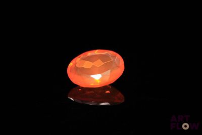 Une lampe Oplite orange s'allume dans l'obscurité