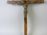 crucifix en bois avec jésus sur la croix sur fond blanc