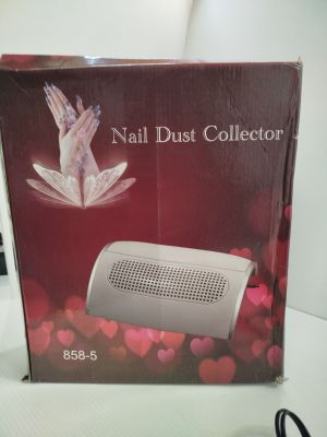 une boîte de collecteur de poussière d'ongles posée sur une table
