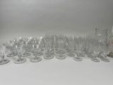 beaucoup de verres à vin et un pichet sur la table