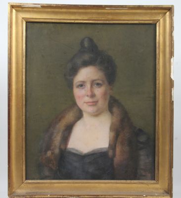 un tableau représentant une femme en manteau de fourrure est présenté dans un cadre doré
