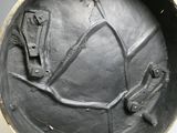 un bol noir orné d'une image d'oiseau