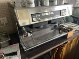 une machine à café posée sur un comptoir dans une cuisine