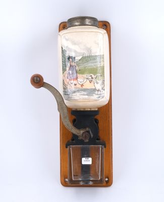 un moulin à café à l'ancienne fixé au mur
