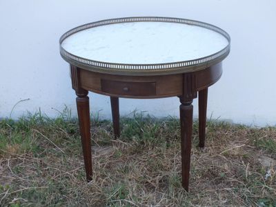 une petite table sur laquelle est posé un miroir