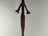 statue d'une femme tenant un couteau dans la main droite