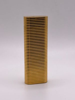 une image représentant un briquet doré sur fond blanc