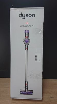 le carton de l'aspirateur sans fil Dyson V8 Advanced