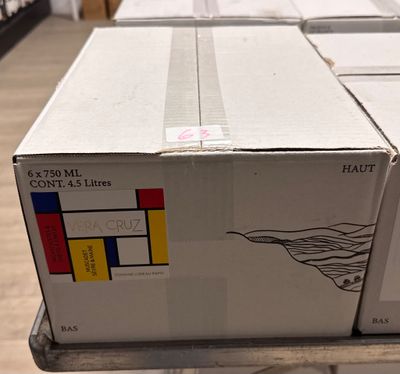 deux boîtes superposées sur une table