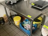 une photo d'une cuisine professionnelle avec un ordinateur portable posé sur le plan de travail