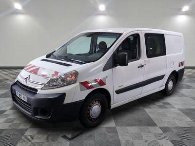 la photo d'une camionnette blanche garée dans un garage