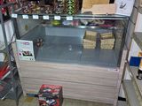 une vitrine de magasin présentant divers articles
