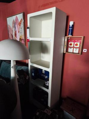 une lampe posée sur une étagère