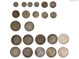 une image d'une collection de pièces de monnaie anciennes sur une surface blanche
