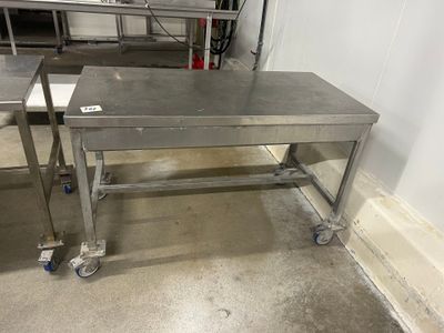 deux tables en acier inoxydable sur roulettes dans une pièce