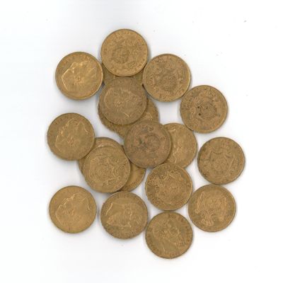une pile de vieilles pièces de monnaie sur une surface blanche