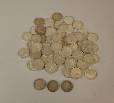 un tas de pièces posé sur une table, à côté d'une paire de ciseaux