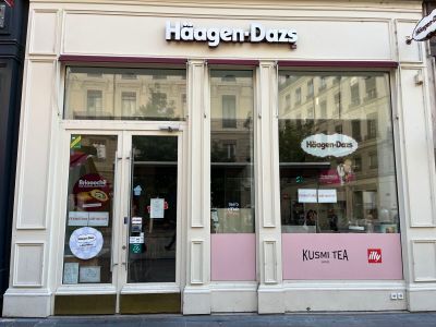 a store front with a sign that says hagger donuts