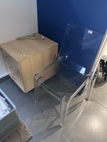 - 1 chaise en plastique translucide (photo 2)