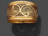 une bague en or 18 carats ornée d'un motif de poisson