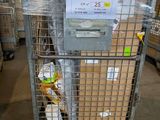 un chariot contenant beaucoup de boîtes