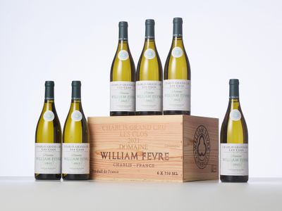 six bouteilles de vin dans une caisse en bois sur fond blanc