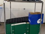 un chariot sur lequel sont empilées plusieurs boîtes