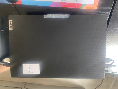 un ordinateur portable posé sur un bureau, devant un écran d'ordinateur