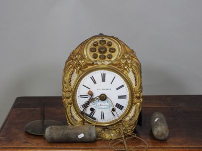 une horloge en or posée sur une table en bois