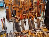 tout un tas d'outils posés sur un établi
