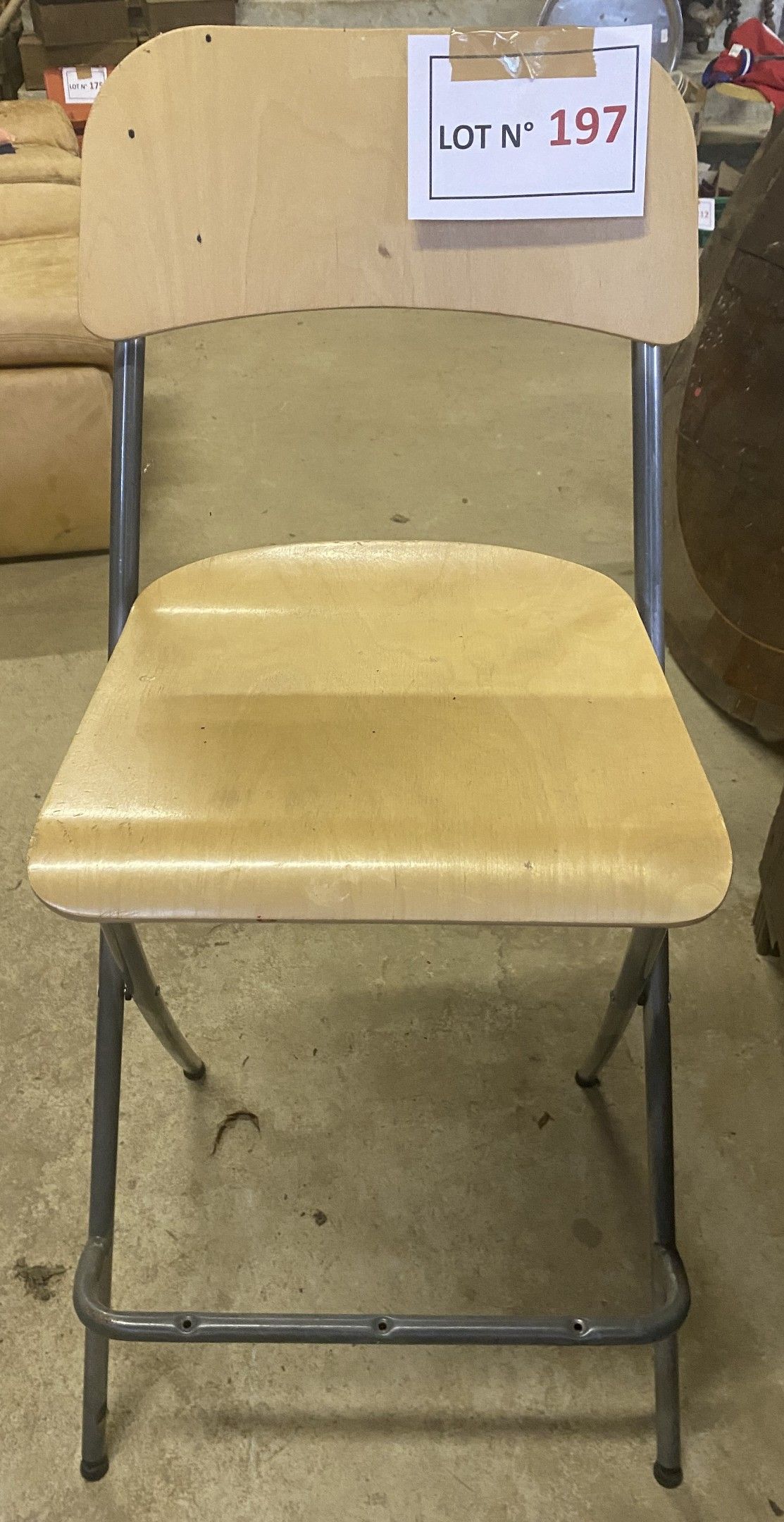 Chaise haute pliante « Ikea » et de type caisse, pratique et solide, en l’état d’usage.