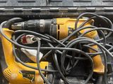 une boîte avec un tas d'outils à l'intérieur