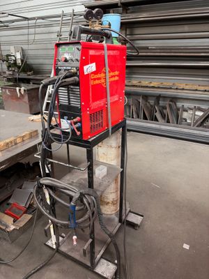 une machine posée sur un chariot dans un entrepôt
