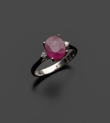 une bague en rubis et diamants