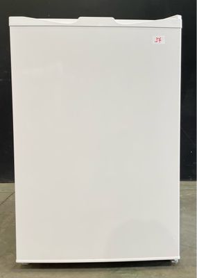 une image représentant un petit réfrigérateur blanc posé à même le sol