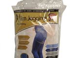 le dos d'un sac contenant des leggings bleus sur fond blanc