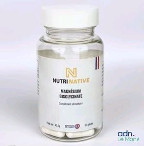 un flacon de complément alimentaire « Nutri Native » posé sur une surface blanche